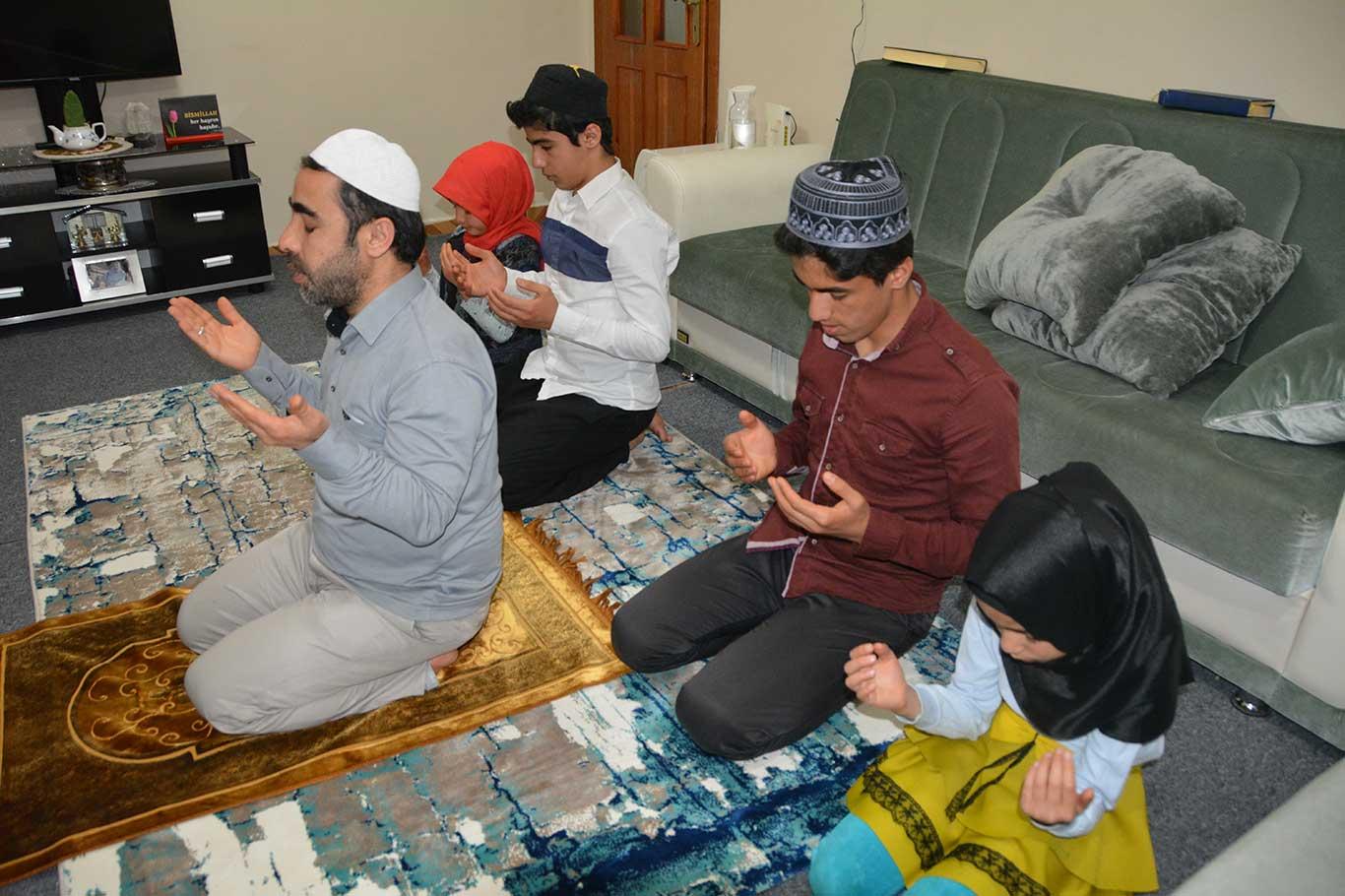 Mescide çevirdikleri evlerinde Ramazan'ı ibadetlerle ihya ediyorlar Mescide çevirdikleri evlerinde Ramazan'ı ibadetlerle ihya ediyorlar